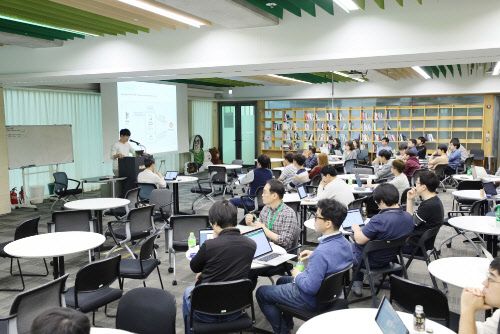 17일 네이버 직원들이 경기도 성남시 분당구 그린팩토리에서 진행된 '엔지니어링 데이'에서 발표를 듣고 있다. 네이버 제공
